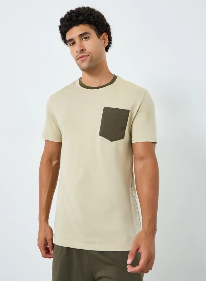 ستايلي طقم بيجاما من شورت وتيشيرت بتفاصيل جيب مُتباين